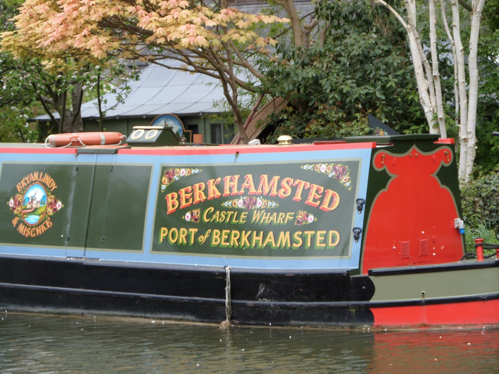 boat-on-the-grand-union-canal-the-hertfordshire-way